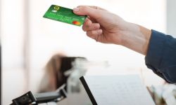 الرافدين يدعو حاملي بطاقة الماستر كارد لتزويده بجواز سفر